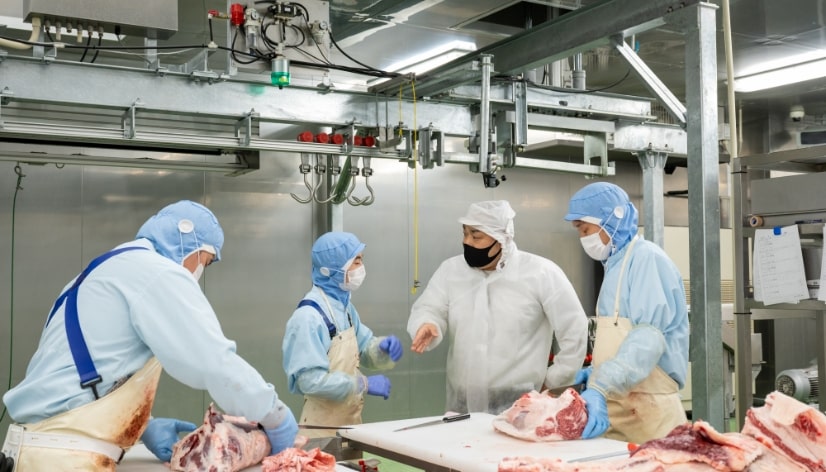 加工場で指示を出すスタッフ