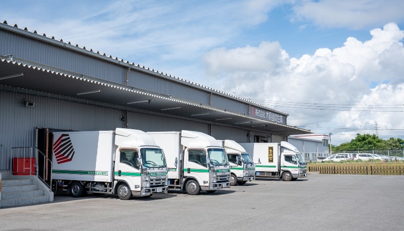 工場に並ぶ配送用自社トラック