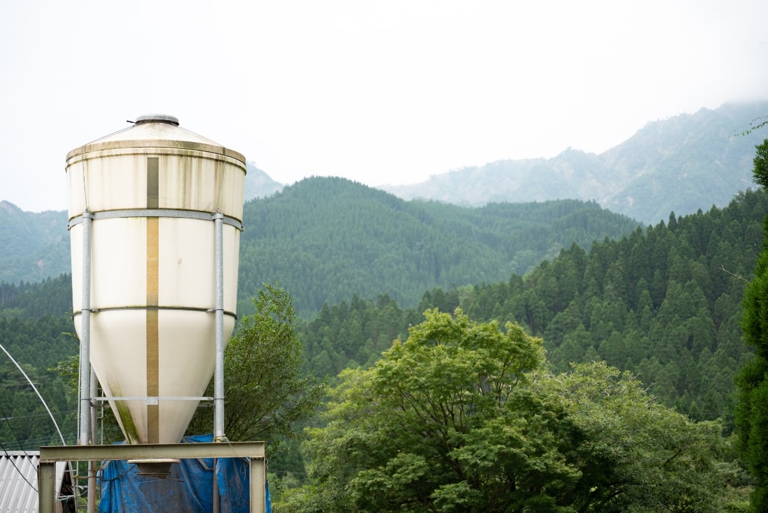 牛舎にある飼料タンク